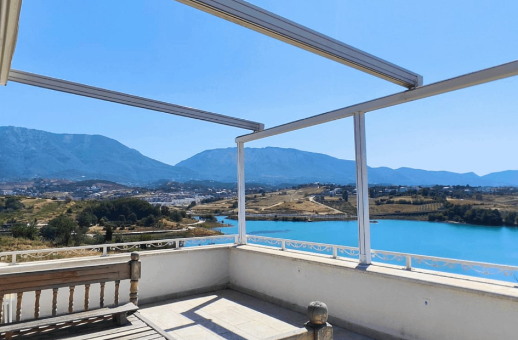 Vilë Unike për Shitje – Buzë Liqenit të Farkës 🌅