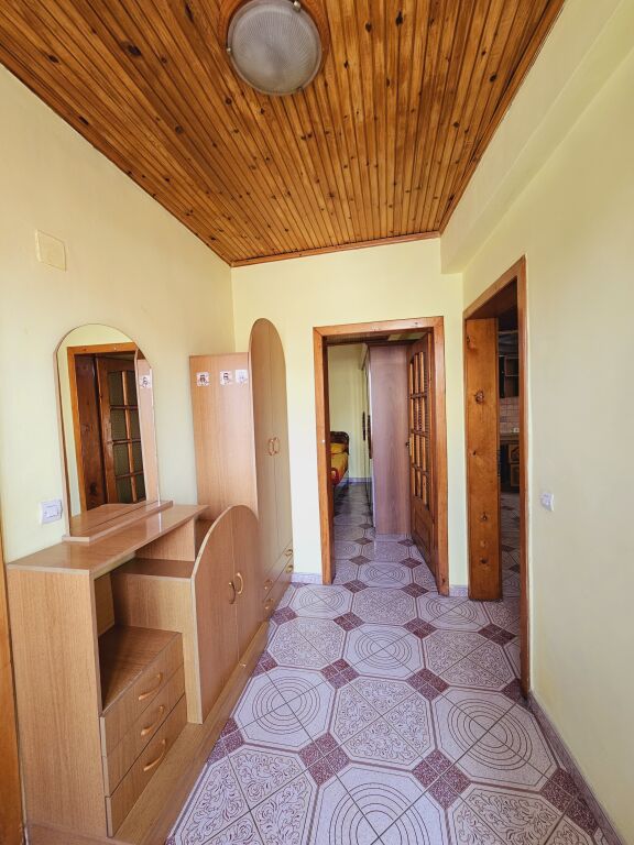 Rruga ELBASANIT pranë XHAMIS TABAKËVE  Jepet me Qera Apt: 1+1  (📍kati 3 shtepi private )  - E mobiluar