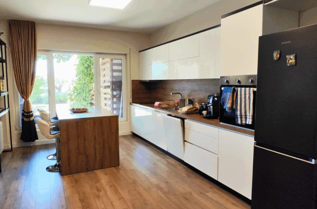 Vilë Unike për Shitje – Buzë Liqenit të Farkës 🌅