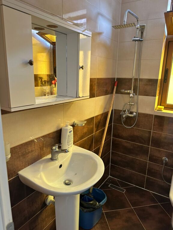 🏢21 Dhjetori,pak minuta larg Komisariatit Nr.2 jepet me qera apartament 1+1,i mobiluar 520Euro  .  