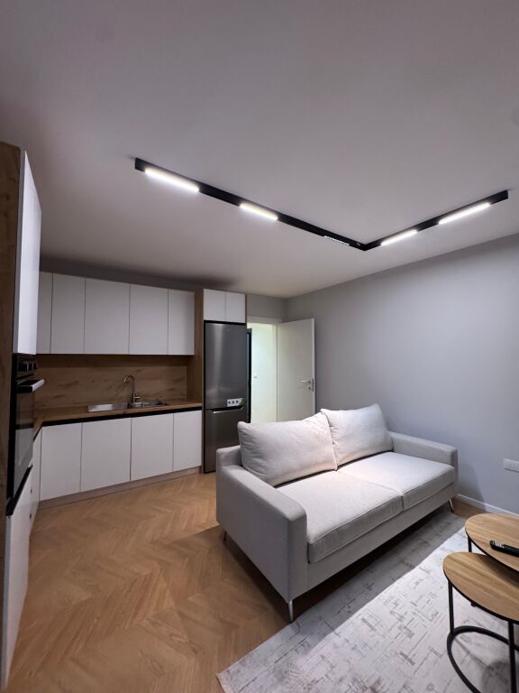 VENDESI APPARTAMENTO 1+1 CON BALCONE A SIRI KODRA