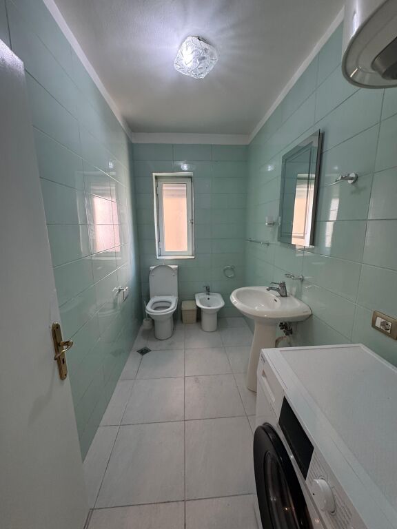 Shitet Apartament 2+1+2