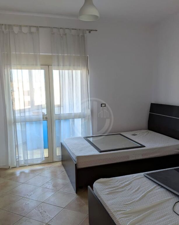 Shitet Apartament 3+1+2 me Verandë për Shitje pranë Stadiumit, Durres – I Rinovuar dhe i Mobiluar Rishtazi
