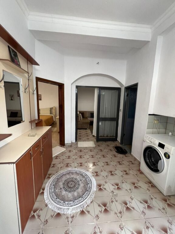 🏠Rruga 5 Maji,prane Shkolles”Tirana Jone”jepet me qera kati i I-re i nje vile,1+1,i mobiluar. 40,000Leke