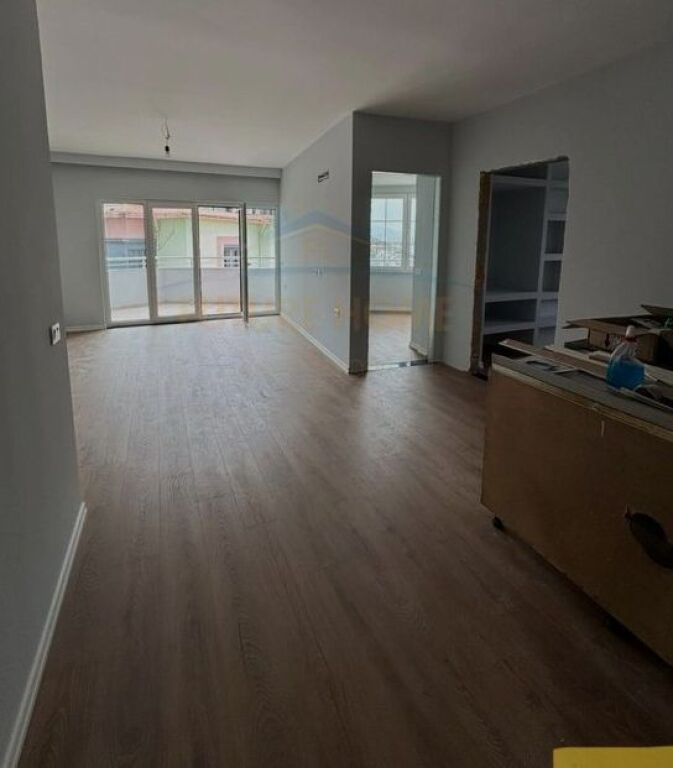 Shitet,Apartament 2+1+2, Rruga "Shefqet Kuka", Fresk