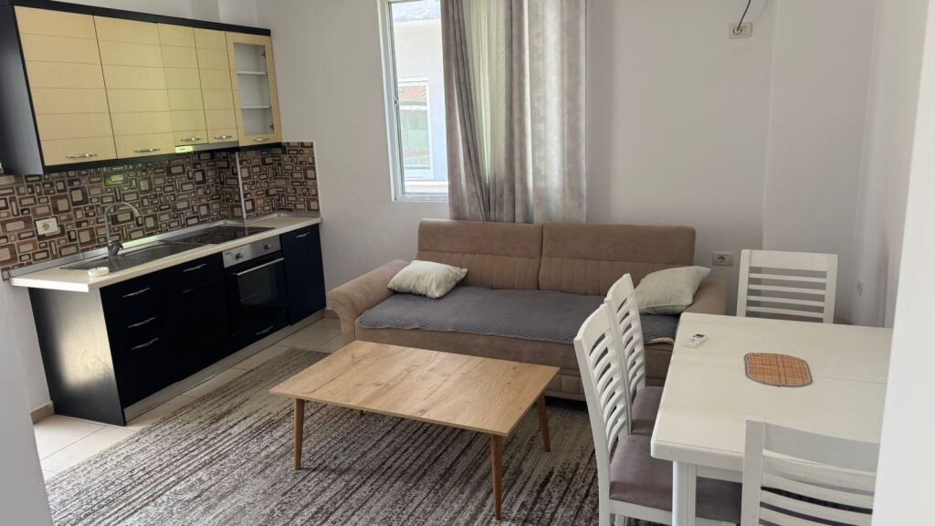 🏢Nella zona di 5 Maj, dopo Concord Center, si affitta appartamento 1+1 con posto auto 50.000 leke