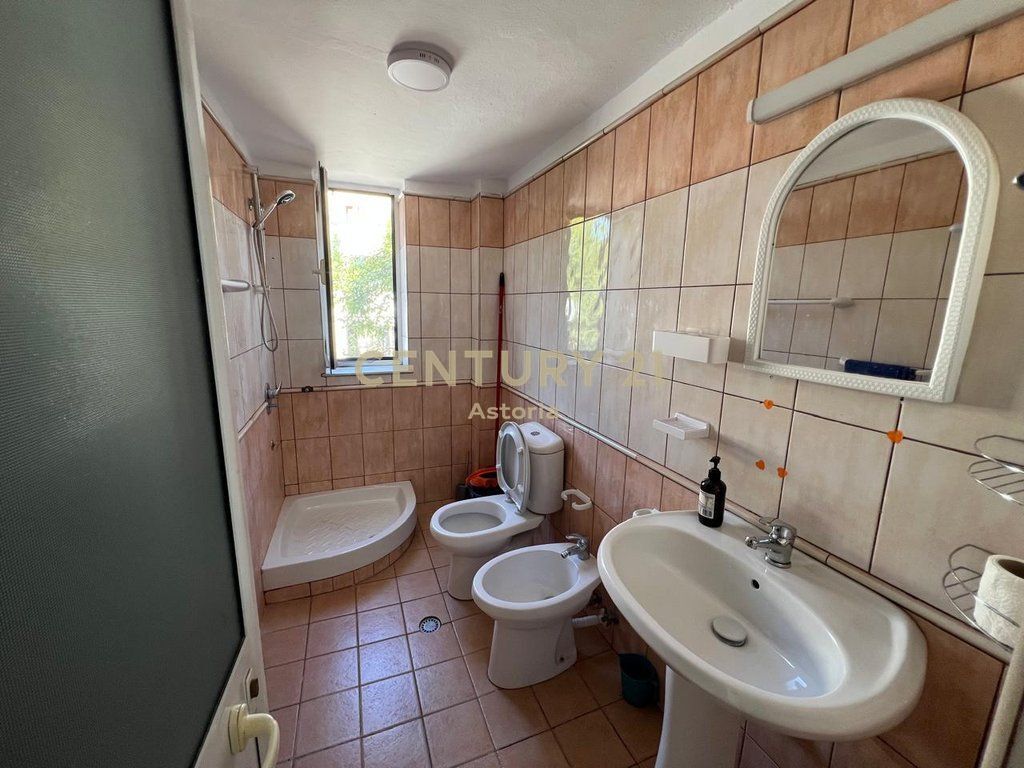 Jepet me qira apartament 2+1, rruga Mine Peza