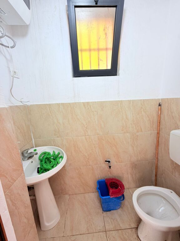 SHITET AMBIENT BIZNESI TEK RRUGA E PORTIT, DURRES