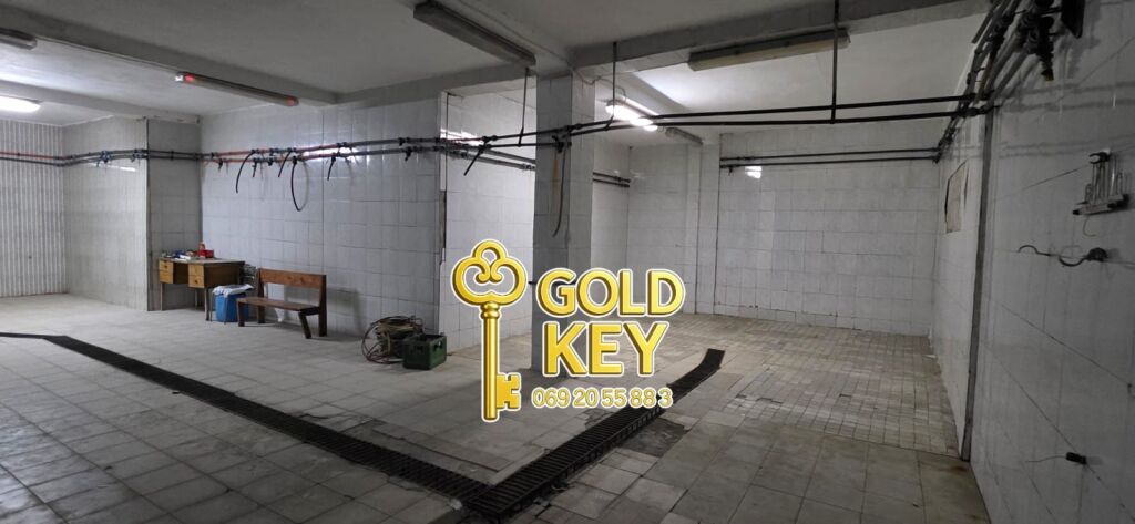 🏢 SHITET DYQAN / AMBIENT BIZNESI – TEK KRYQI I KUQ (STADIUMI) 🔥