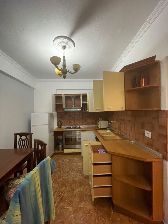 Jepet me qira apartament 1+1 në zonën e Plazhit