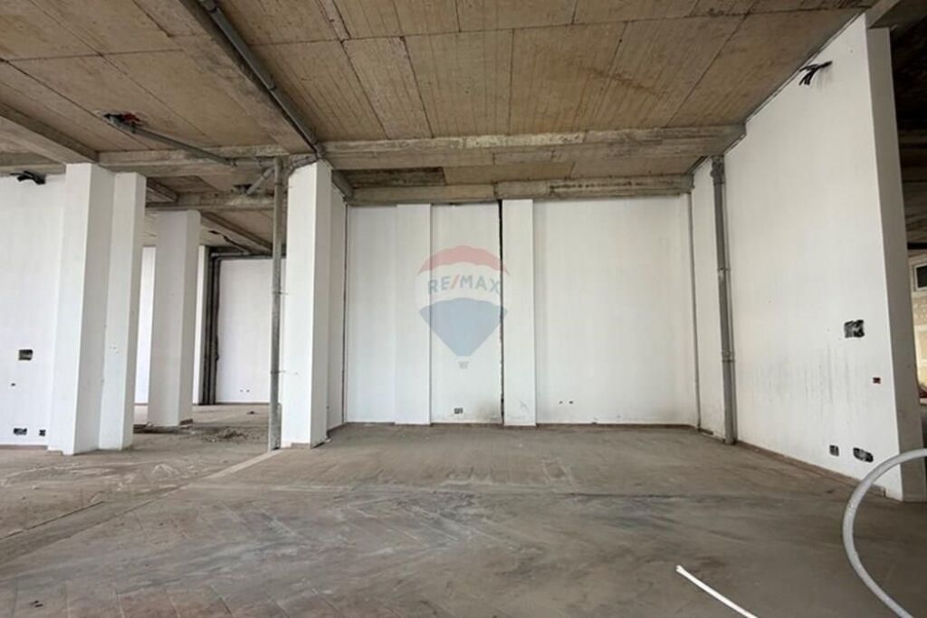 Zyre per Qira 📍Bulevardi Ri