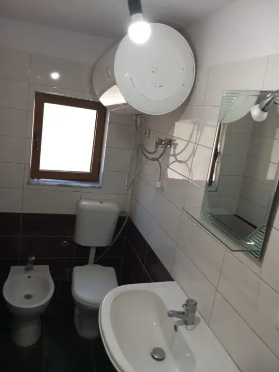 Qera | Shtëpi private 1 + 1 + Oborr | Allias | 300 €/muaj