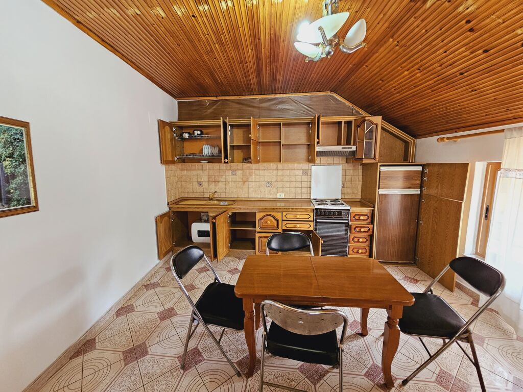 Rruga ELBASANIT pranë XHAMIS TABAKËVE  Jepet me Qera Apt: 1+1  (📍kati 3 shtepi private )  - E mobiluar