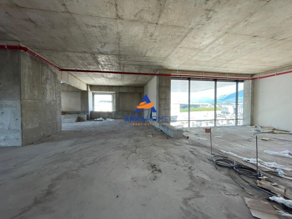 BUSINESS PREMISES / OFFICE FOR RENT 830M2 "TEK TEG" 16000 EURO