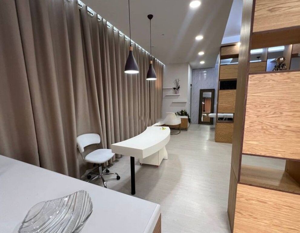 Ambient Komercial per Qira tek Pallati me Shigjeta