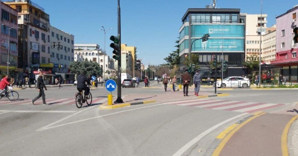 LOKAL ME QIRA TE 21 DHJETORI. BUZE RRUGES 1600 €