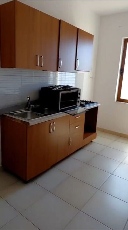 APARTAMENT 2+1. 30000 LEKE.QYTET STUDENTI.