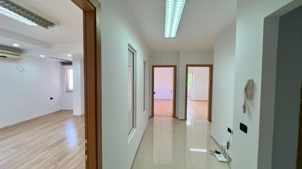Me Qera: Zyre Moderne me 3 Ambiente Pune Sheshi Wilson (Prane Postes 8) - Kt.3 - 700€/Muaj - S.110m²