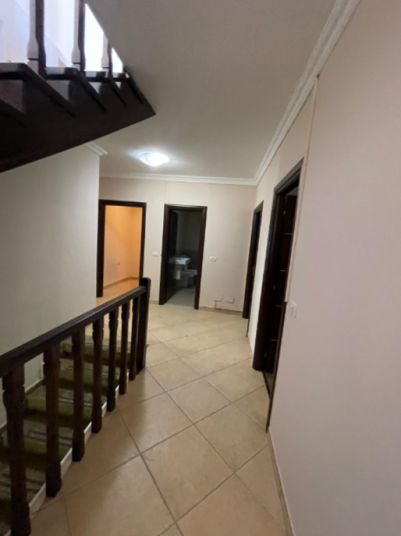 Vilë 4-Katëshe me Pishinë në Shitje – Akacia Hills, TEG