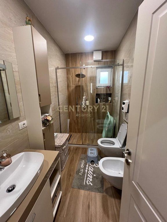 Apartament 2+1 me qira në vijë të parë me detin, Shkëmbi i Kavajës, Durrës.