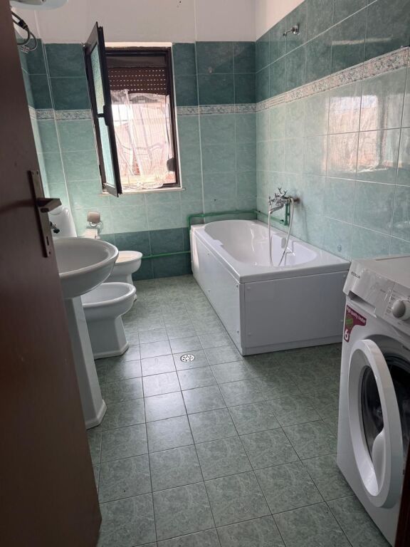 Shitet 2+1 te xhamlliku