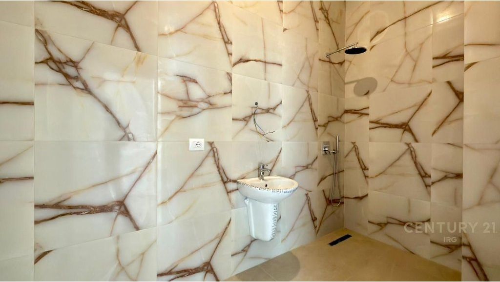 Jepet apartament 3+1+2 per Zyra tek Rruga e Barrikadave!