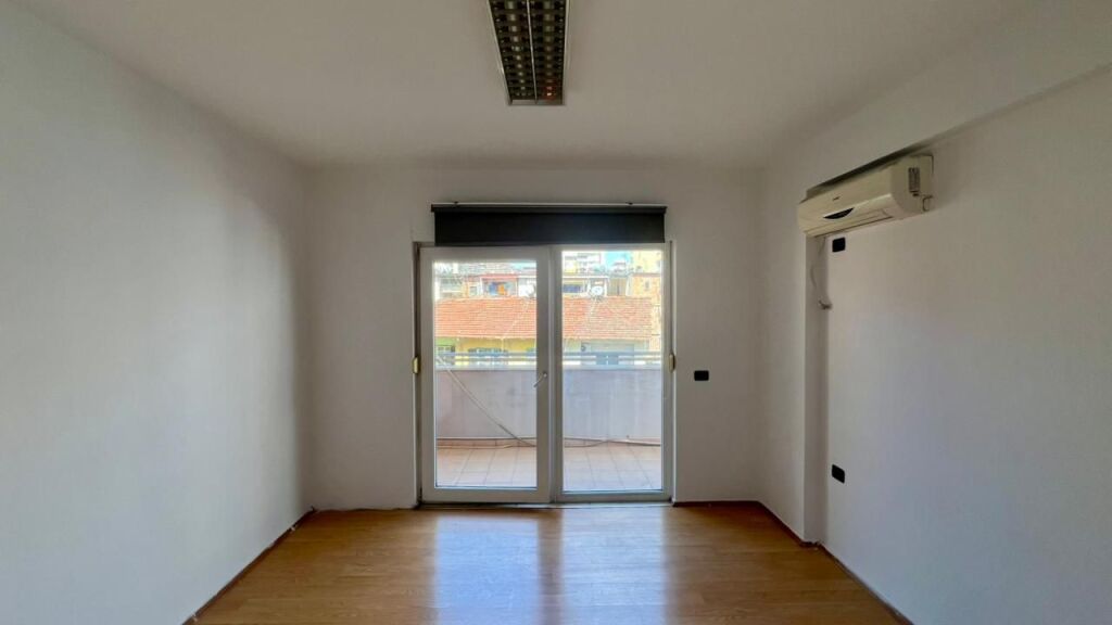 Me Qera: Zyre Moderne me 3 Ambiente Pune Sheshi Wilson (Prane Postes 8) - Kt.3 - 700€/Muaj - S.110m²