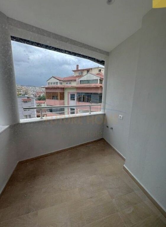 Shitet,Apartament 1+1, Rruga "Shefqet Kuka", Fresk