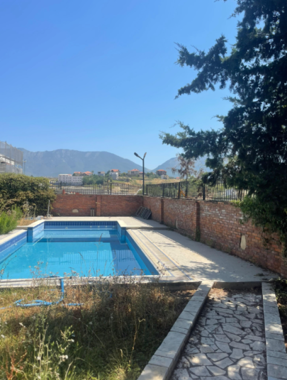 Vilë 4-Katëshe me Pishinë në Shitje – Akacia Hills, TEG