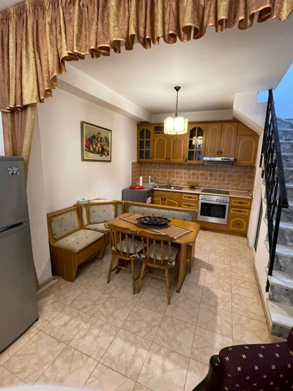 APARTAMENT DUBLEKS ME QIRA – SHKOLLA E KUQE