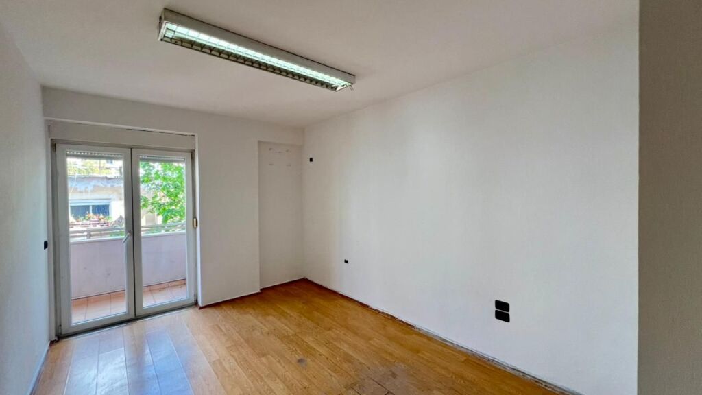 Me Qera: Zyre Moderne me 3 Ambiente Pune Sheshi Wilson (Prane Postes 8) - Kt.3 - 700€/Muaj - S.110m²