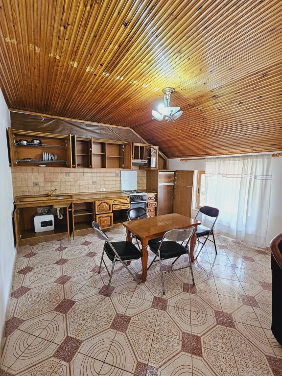 Rruga ELBASANIT pranë XHAMIS TABAKËVE  Jepet me Qera Apt: 1+1  (📍kati 3 shtepi private )  - E mobiluar