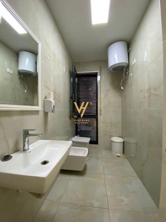 JEPET ZYRE 317 M2 ME QIRA TE RRUGA E BARRIKADAVE 400.000 LEKE