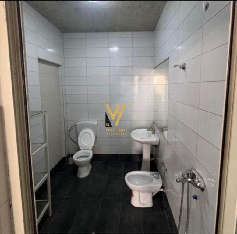 JEPET KAPANON 3.200 M2 ME QERA NE FUSHE KRUJE 3.200 EURO