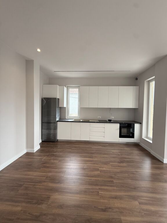 Jepet me qera apartament 2+1  i pa banuar me pare ne Sauk