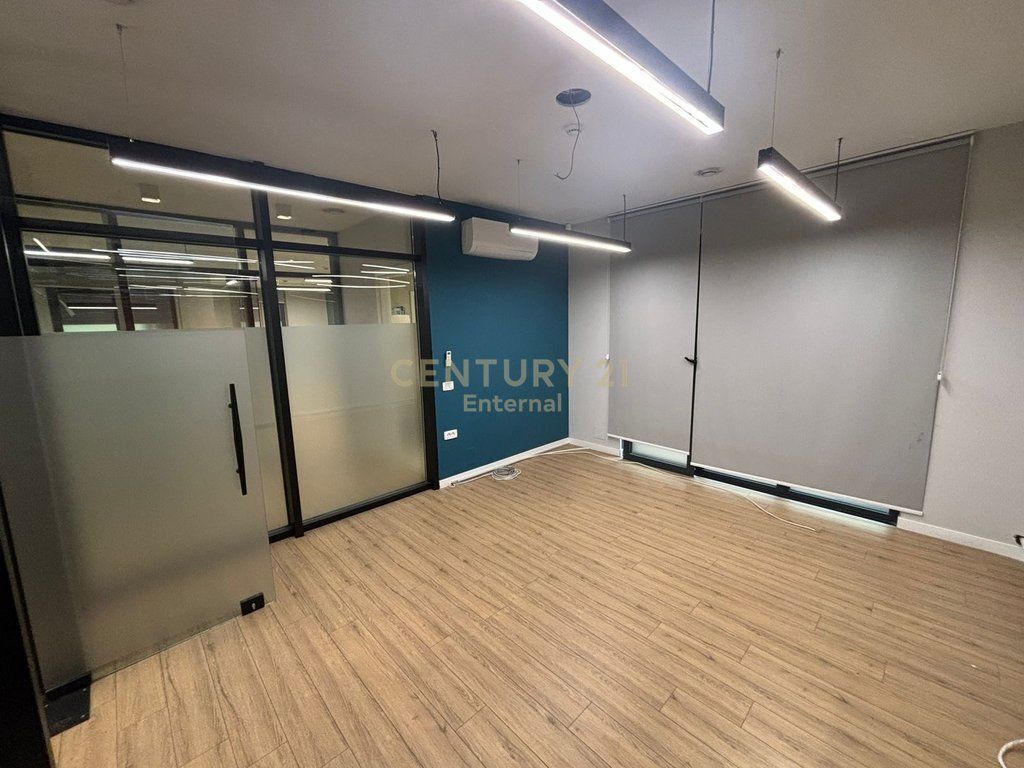Office for RENT near Skenderbej Square! 315 m+3 Parking spaces