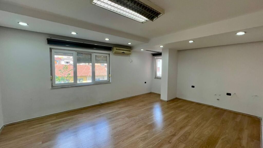 Me Qera: Zyre Moderne me 3 Ambiente Pune Sheshi Wilson (Prane Postes 8) - Kt.3 - 700€/Muaj - S.110m²