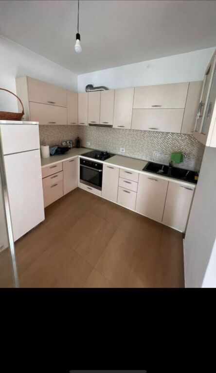 Shitet Apartament 2+1+2