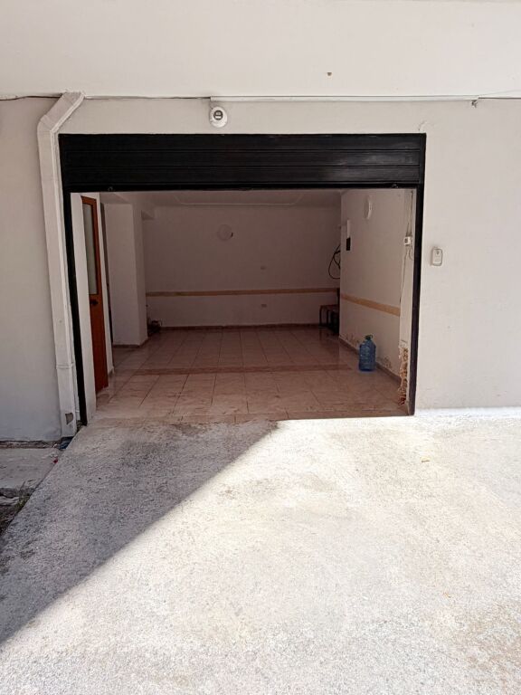 SHITET AMBIENT BIZNESI TEK RRUGA E PORTIT, DURRES