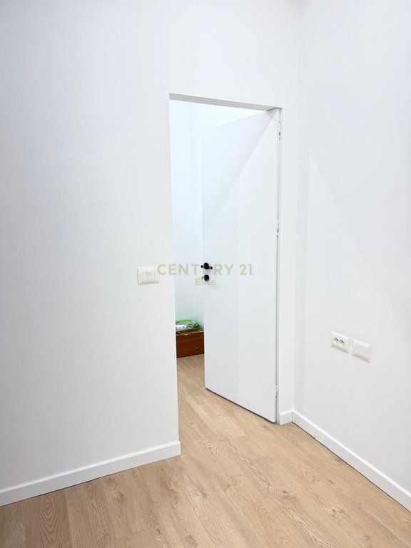 Ambient Komercial Me Qira Pranë Sheshit Skënderbej (Qendër), Tiranë – 600€ | 32 m²