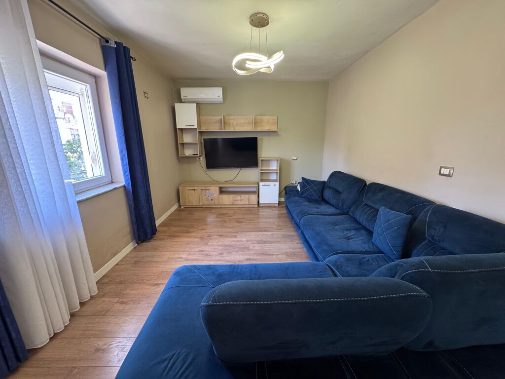 Shitet Apartament 2+1+2