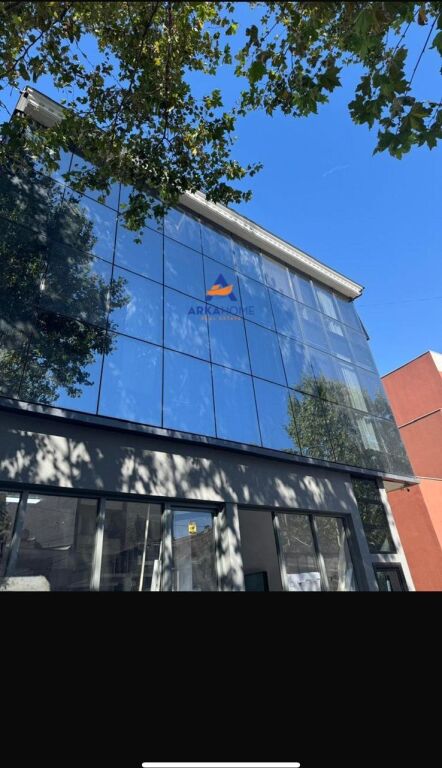 JEPET ME QERA AMBIENT BIZNESI 185M2 "SAUK I RI" 2000 EURO