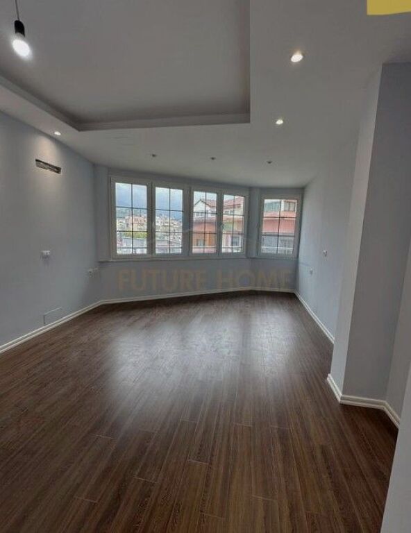 Shitet,Apartament 1+1, Rruga "Shefqet Kuka", Fresk