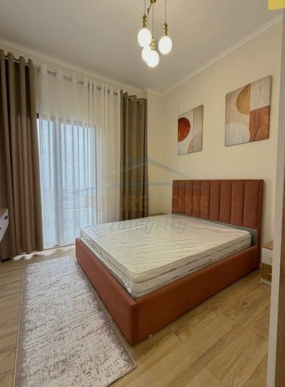 Shitet, Apartament 2+1+2, Fresku, Tiranë.