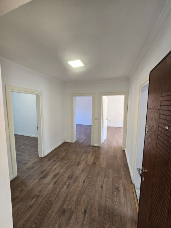 Zyre me qira, Mine Peza