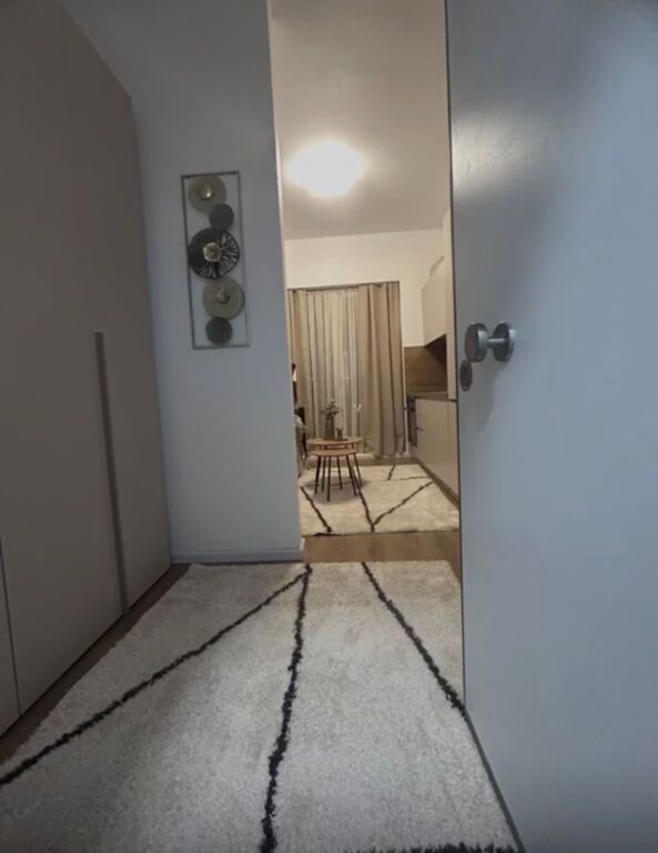 Jepet me qira garsoniere me ballkon, ndertim i ri i sapo perfunduar, mobiluar ne menyre shume komode dhe e pabanuar me pare. Adresa: Rezidenca Oxa, Rruga Dalip Topi, Tirane. Cmimi 300 euro/muaj.