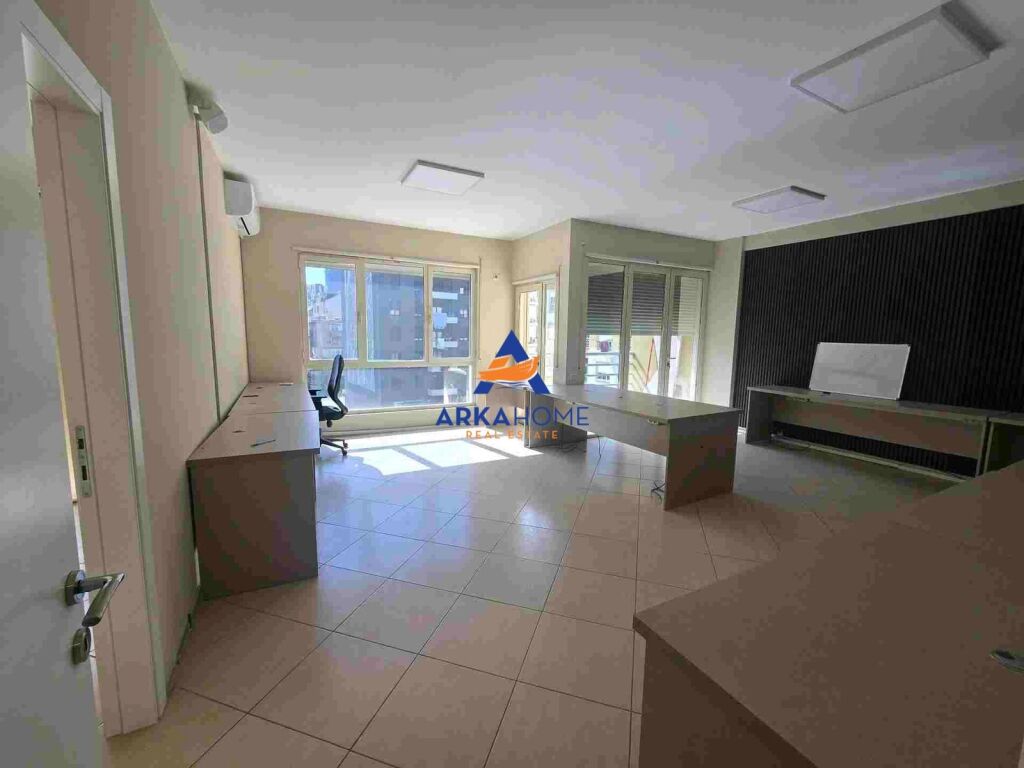 LOCALE UFFICIO IN AFFITTO 140M2 "VIA KARL GEGA, ZONA DELLA STAZIONE DEI TRENI" 1000 EURO