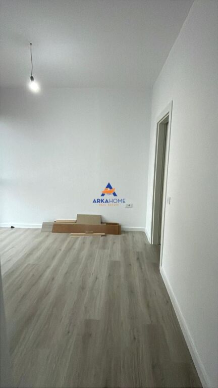 JEPET AMBJENT ZYRASH ME QERA 62M2 "RRUGA E KAVAJES" 800 EURO NETO