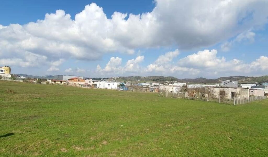 SHITET TRUALL 1760 M2 + Shtepi e vjeter , VORE