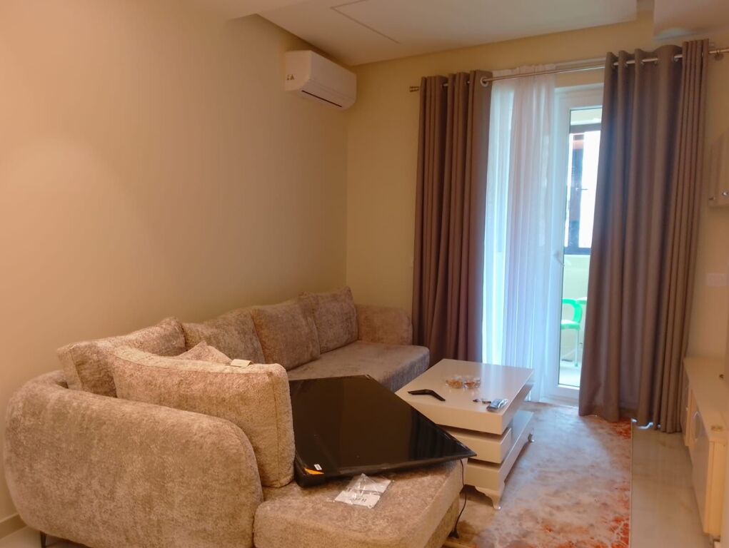 Tek Mjeksia prane rruges Kryesore Amerikan 2 jepet me qera apartament i ri 1+1 i pabanuar menpare!